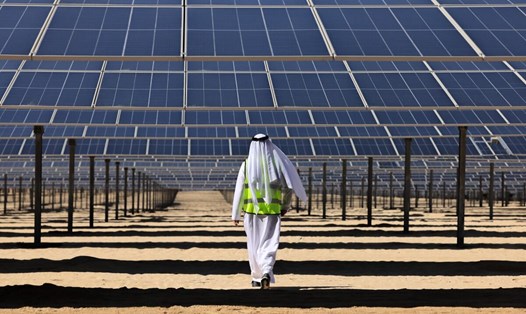 Dự án điện mặt trời Al Dhafra công suất 2 gigawatt bao phủ 20 km2 sa mạc ở ngoại ô Abu Dhabi, UAE. Ảnh: AFP