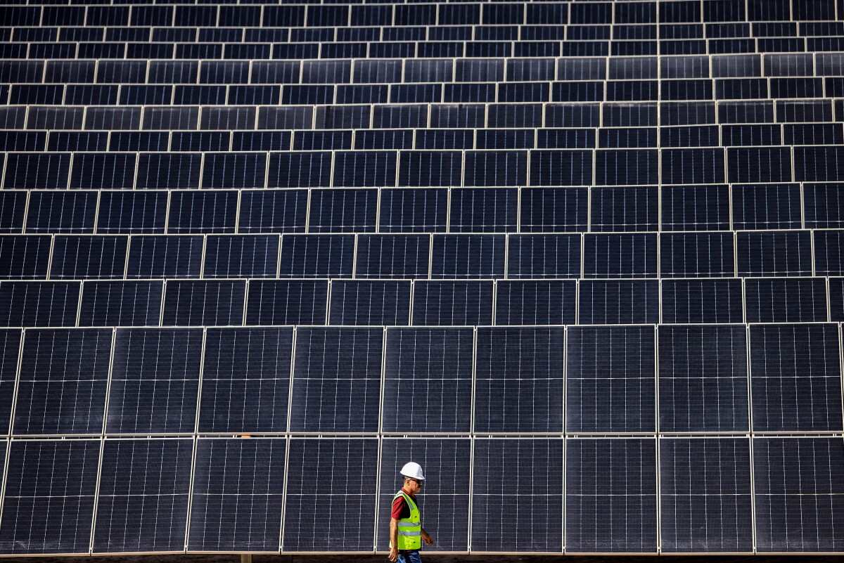 Nhà máy ở UAE bao gồm 4 triệu tấm pin mặt trời có thể tiếp nhận ánh sáng mặt trời ở cả hai mặt. Ảnh: AFP