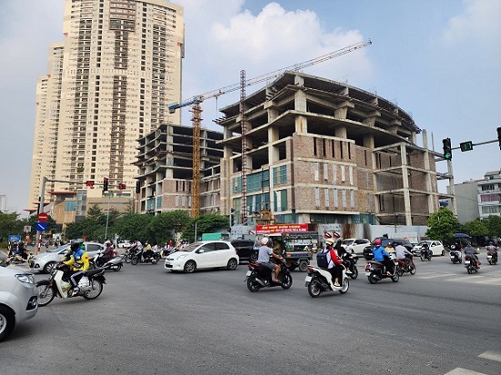Được khởi công từ quý 2.2010 nhưng đến nay, dự án Hanoi Time Tower cao 39 tầng do PVCR làm chủ đầu tư vẫn chỉ dừng lại ở tầng 9. Ảnh: Cao Nguyên.