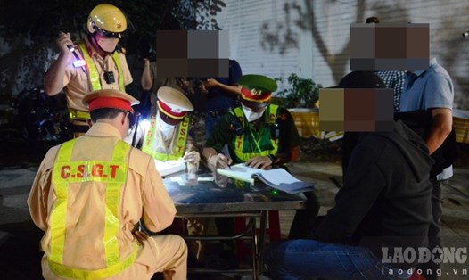 CSGT, Công an TP Quảng Ngãi kiên quyết xử lý người tham gia giao thông vi phạm nồng độ cồn nhưng vẫn lái xe. Ảnh: Ngọc Viên
