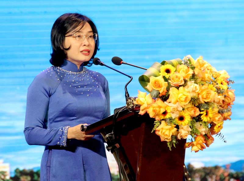 Bà Phan Thị Thúy Linh, Chủ tịch LĐLĐ thành phố Đà Nẵng đánh giá cao sự đóng góp của các doanh nghiệp tại Hội nghị Tôn vinh doanh nghiệp chăm lo tốt đời sống người lao động năm 2023. Ảnh: Song Phương