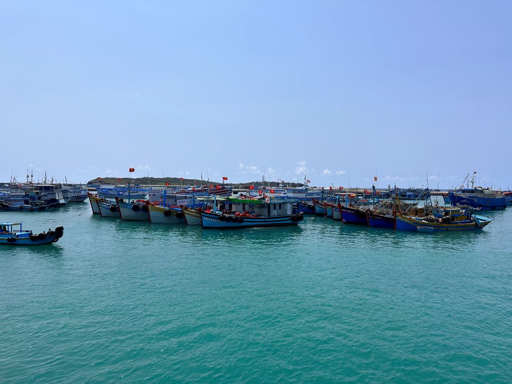 Ghe thuyền neo đậu tại đảo Phú Quý, Bình Thuận. Ảnh: Duy Tuấn