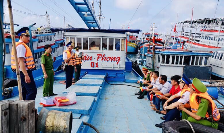 Công an và cảnh sát biển trong một lần tuyên truyền đến ngư dân đảo Phú Quý. Ảnh: Công an