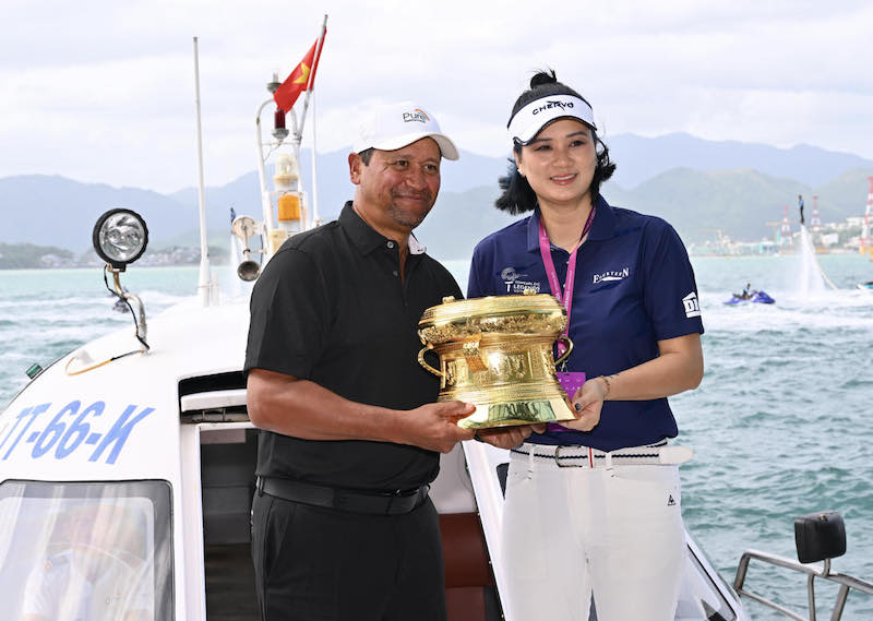 Huyền thoại golf Michael Campbell và cựu vận động viên Kim Huệ rước cúp giải Vinpearl DIC Legends Vietnam 2023. Ảnh: VDLV