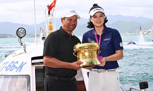 Huyền thoại golf Michael Campbell và cựu vận động viên Kim Huệ rước cúp giải Vinpearl DIC Legends Vietnam 2023. Ảnh: VDLV
