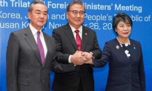 Bộ trưởng Ngoại giao Nhật Bản Yoko Kamikawa, Bộ trưởng Ngoại giao Hàn Quốc Park Jin và Bộ trưởng Ngoại giao Trung Quốc Vương Nghị họp tại Busan, Hàn Quốc ngày 26.11. Ảnh: Bộ Ngoại giao Nhật Bản