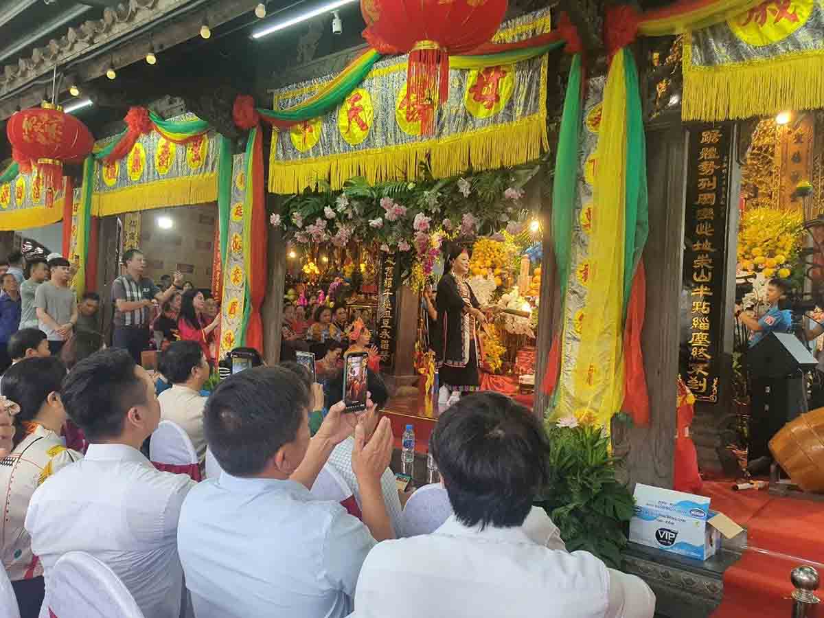 Các thực hành của tín ngưỡng thờ Mẫu Tam phủ bao gồm các nghi thức cúng lễ, lễ hội, đặc biệt là nghi lễ chầu văn hầu đồng. Ảnh: Phạm Đông
