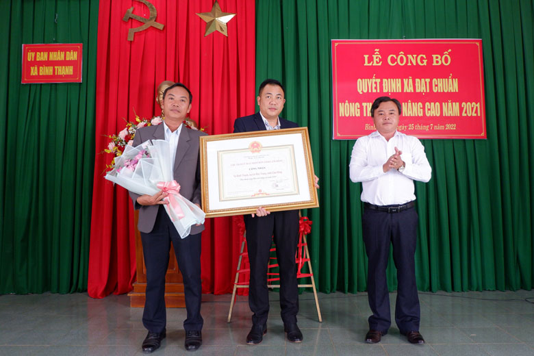 Xã Bình Thạnh (huyện Đức Trọng, tỉnh Lâm Đồng) tổ chức lễ đón nhận danh hiệu xã đạt chuẩn nông thôn mới  nâng cao tháng 7.2022. Ảnh: Thanh Hà