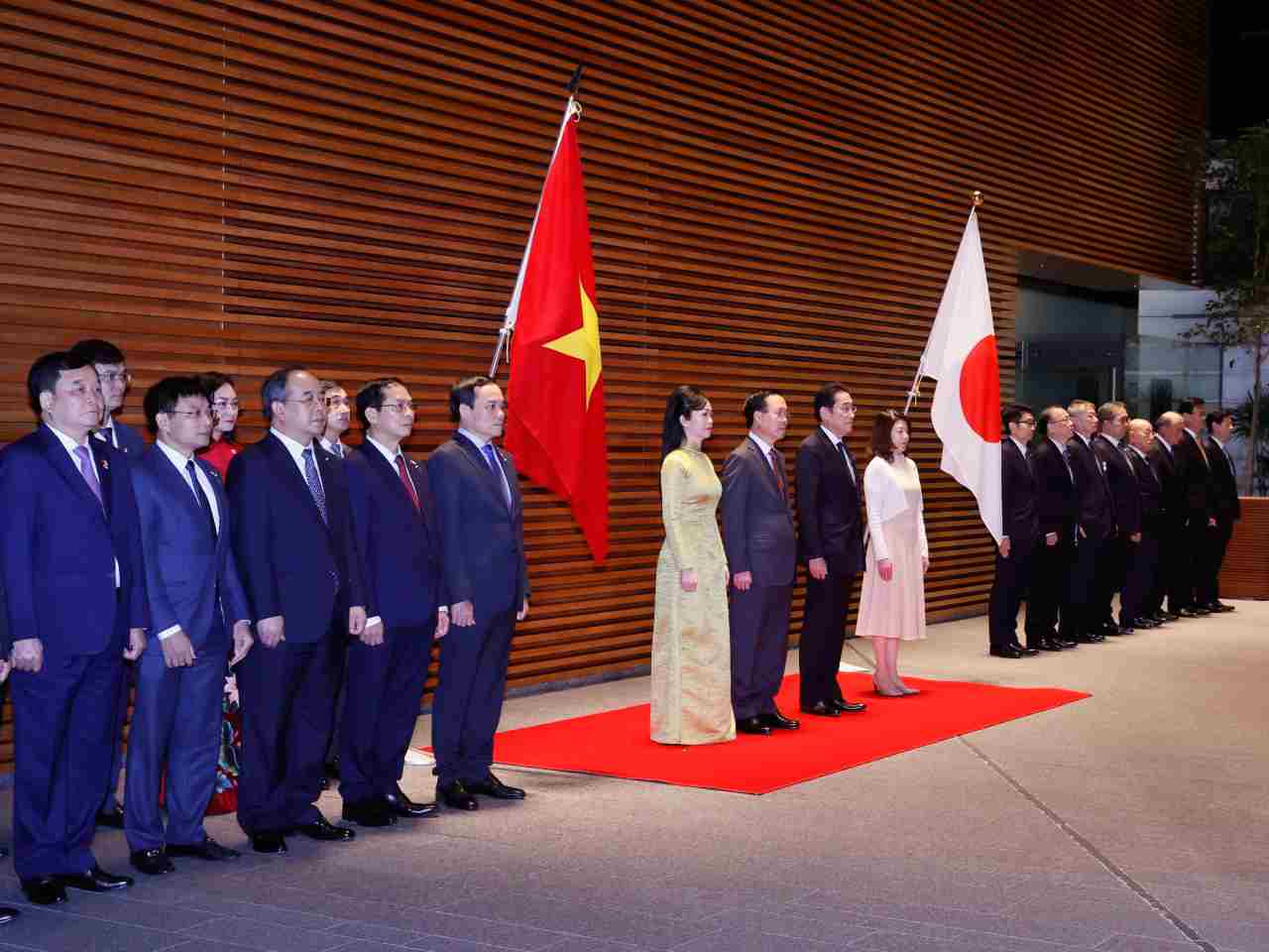 Thủ tướng Kishida và Phu nhân chủ trì lễ đón Chủ tịch nước Võ Văn Thưởng và Phu nhân cùng đoàn đại biểu cấp cao Việt Nam thăm chính thức Nhật Bản. Ảnh: TTXVN