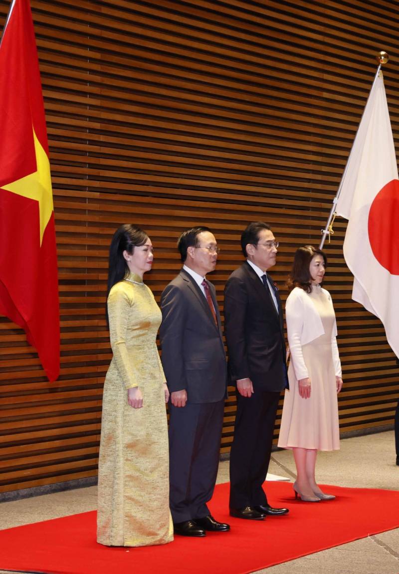 Thủ tướng Kishida và Phu nhân chủ trì lễ đón Chủ tịch nước Võ Văn Thưởng và Phu nhân. Ảnh: TTXVN