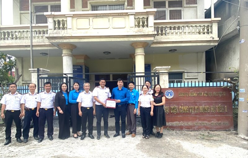 Lãnh đạo Công đoàn Giao thông Vận tải Việt Nam trao quà cho người lao động. Ảnh: CĐGTVN