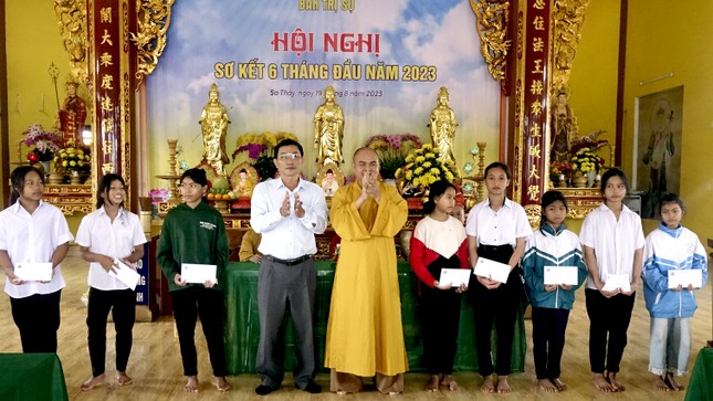 Phật giáo tỉnh Kon Tum trao tặng các phần học bổng cho học sinh nghèo. Ảnh: Phạm Đông