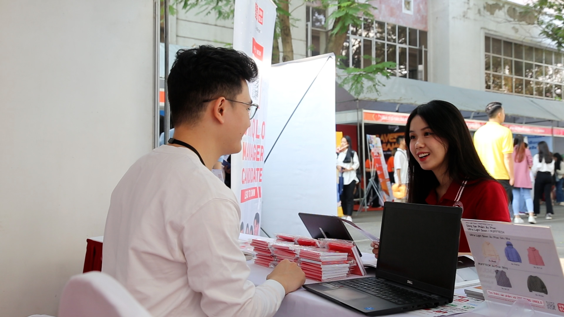 Đi làm sớm, có sinh viên lương đến 20 triệu/tháng. Ảnh: Vân Hà