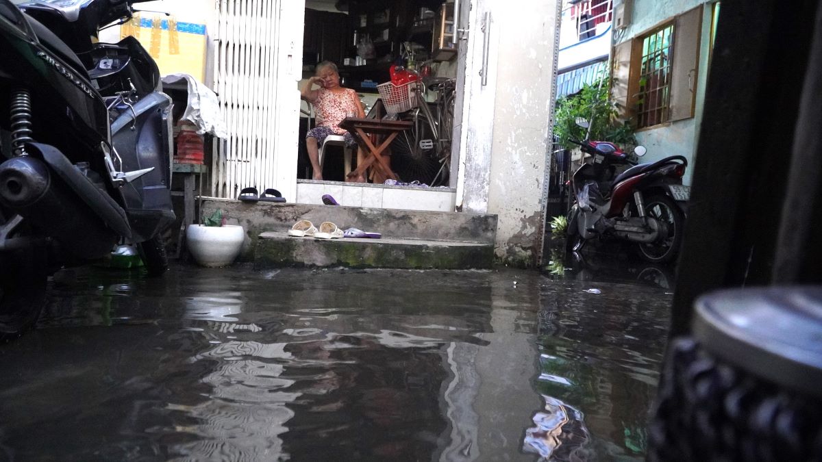 Bà Nguyễn Thị Thanh Vân (81 tuổi, Quận 7, TPHCM) cho biết khu vực này đang thường xuyên xảy ra tình trạng ngập nước. “Buổi tối thường nước lên to lắm, con hẻm này từ khoảng nửa tháng nay luôn bị ngập“, bà Thanh Vân  nói.