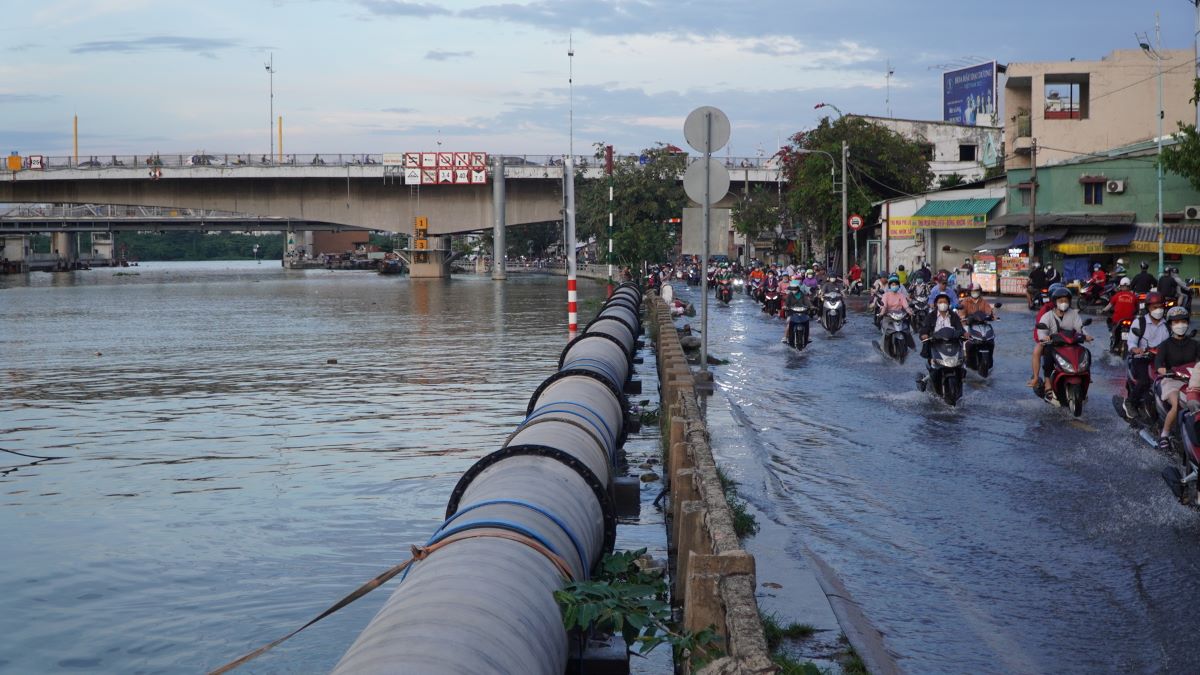 Chiều 27.11, triều cường ở các trạm vùng hạ lưu sông Sài Gòn - Đồng Nai dâng cao, vượt mức báo động III khiến một số tuyến đường như Trần Xuân Soạn, Phú Thuận, Huỳnh Tấn Phát (Quận 7) bị ngập sâu.