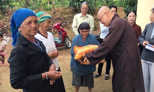 Thượng tọa Thích Thanh Nhật - Ban Trị sự Giáo hội Phật giáo Việt Nam thành phố Bảo Lộc thăm tặng quà cho bà con dân tộc thiểu số nhân dịp tết cổ truyền dân tộc. Ảnh: Thanh Hà