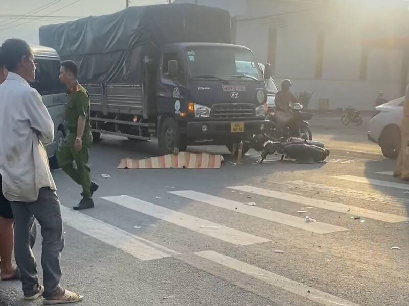 Tai nạn giao thông nghiêm trọng xảy ra trên QL 1A đoạn qua huyện Long Hồ làm chết 1 người điều khiển xe mô tô. Ảnh: Công an cung cấp. 
