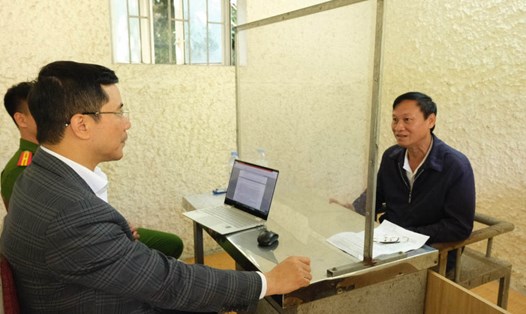 Đại tá Nguyễn Hồng Phong - Giám đốc Công an tỉnh trực tiếp thẩm vấn đối tượng Lê Danh Tạo. Ảnh: Công an Hà Tĩnh