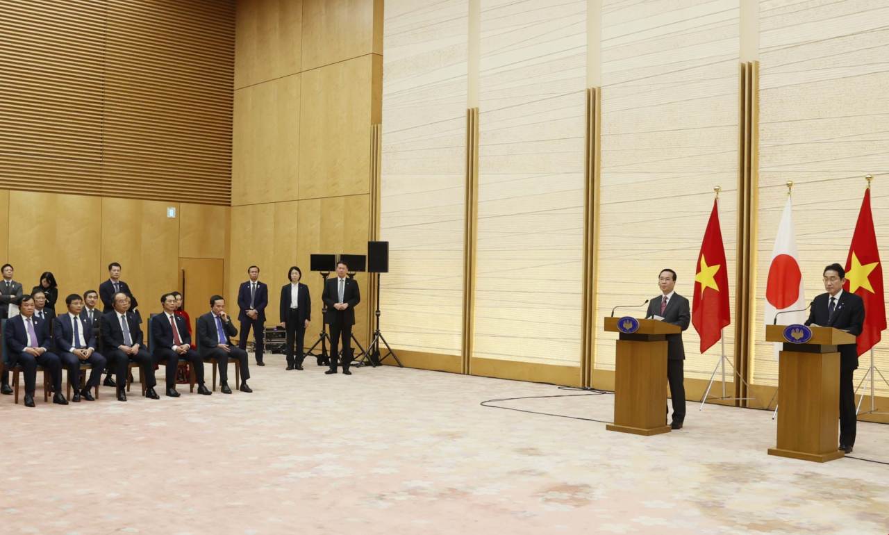 Chủ tịch nước Võ Văn Thưởng và Thủ tướng Kishida Fumio đồng chủ trì họp báo. Ảnh: TTXVN