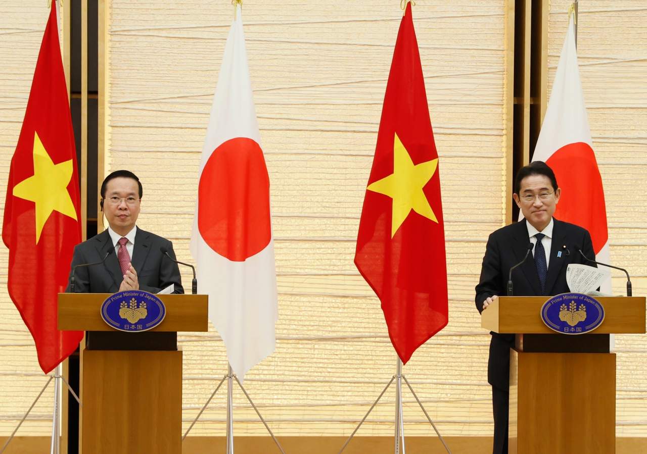 Chủ tịch nước Võ Văn Thưởng và Thủ tướng Nhật Bản Kishida Fumio họp báo sau hội đàm. Ảnh: TTXVN