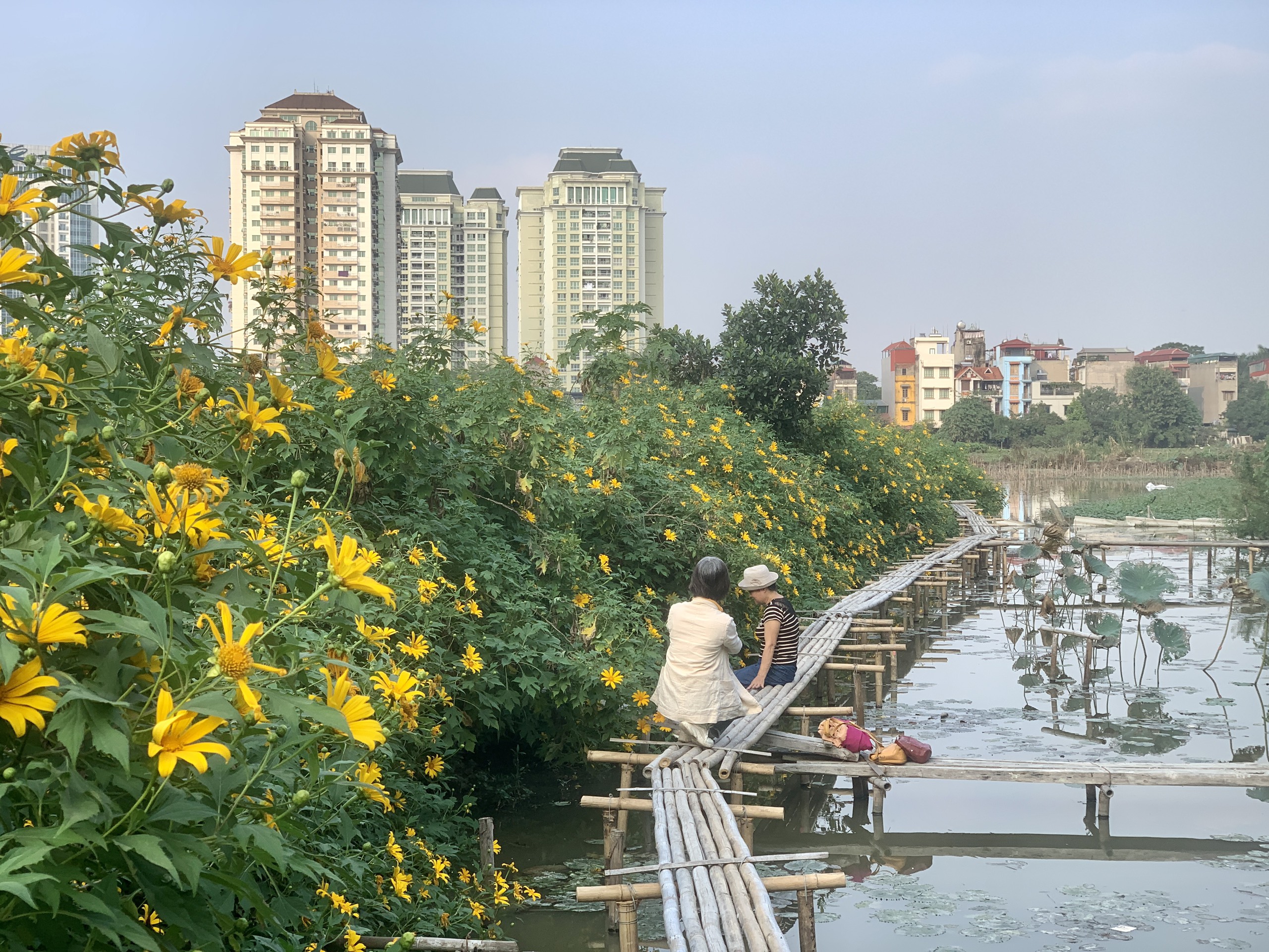 Du khách đến đây có nhiều độ tuổi khác nhau. Ảnh: Nhật Minh