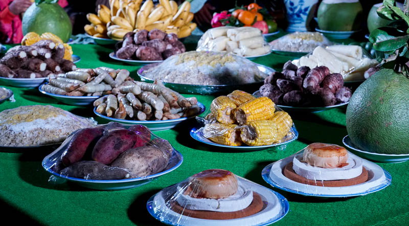 Mâm lễ dâng cúng khá đơn giản, chủ yếu là sản vật gần gũi, trồng hoặc hái được trong vườn nhà như khoai môn, khoai mì, trái dừa tươi, chuối, các loại bánh làm từ bột. 