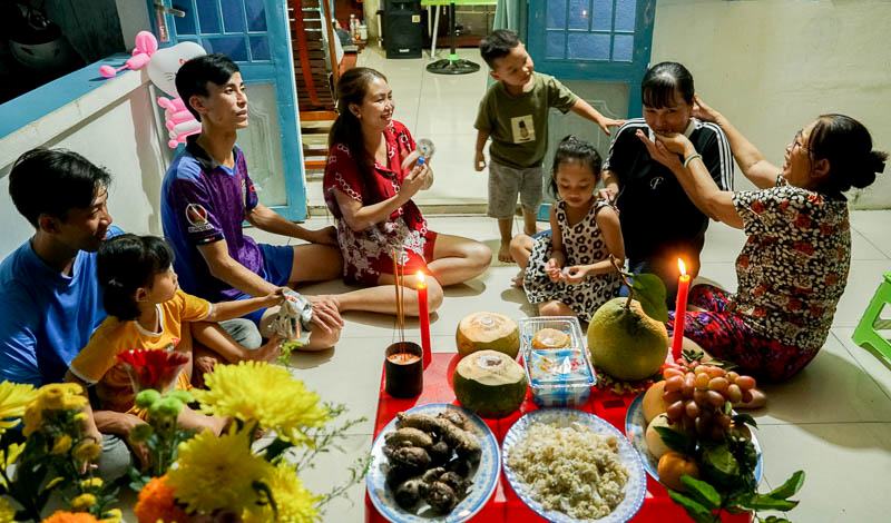 Nghi thức quan trọng được thực hiện sau đó là đút cốm dẹp. Các sư sãi, các vị achar (người hướng dẫn hành lễ), người có uy tín trong cộng đồng, phum, sóc hoặc người cao tuổi nhất trong gia đình bóc từng nắm cốm dẹp lần lượt đút vào miệng trẻ nhỏ rồi vỗ nhẹ sau lưng  và hỏi những điều ước nguyện của con cháu.