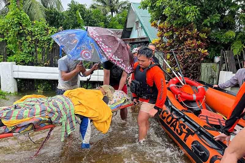 Cứu hộ người dân bị mắc kẹt trong lũ lụt ở Catarman, Bắc Samar, miền trung Philippines, ngày 22.11.2023. Ảnh: Cảnh sát biển Philippines