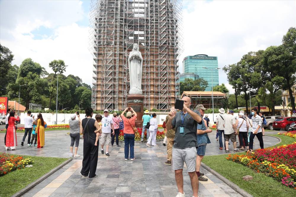 Tại TPHCM, khu vực xung quanh Nhà thờ Đức Bà và Bưu điện thành phố luôn tấp nập khách phương Tây tới chiêm ngưỡng và chụp hình lưu niệm. Ảnh: T.Vương
