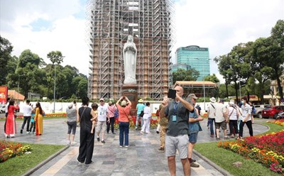 Tại TPHCM, khu vực xung quanh Nhà thờ Đức Bà và Bưu điện thành phố luôn tấp nập khách phương Tây tới chiêm ngưỡng và chụp hình lưu niệm. Ảnh: T.Vương