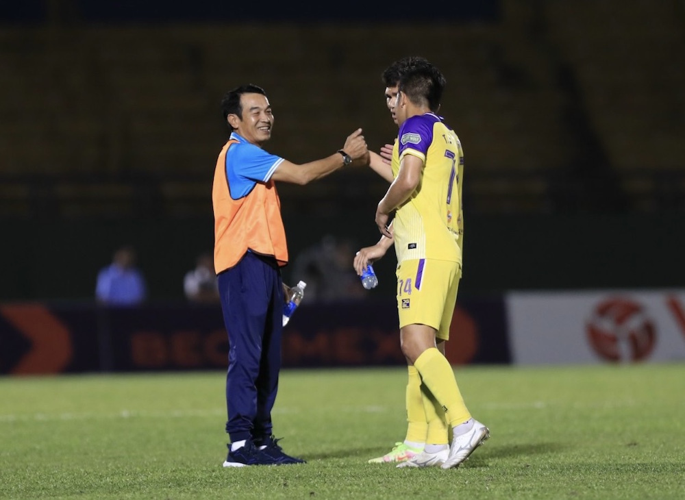 Huấn luyện viên Đinh Thế Nam đang đưa Hà Nội FC trở lại đường đua. Ảnh: Minh Dân