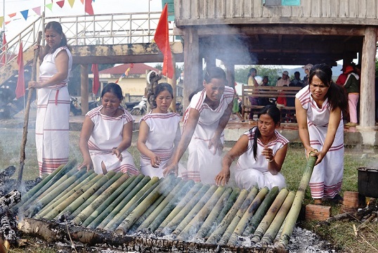 Phụ nữ tổ chức thi nấu cơm lam. Ảnh: Trần Lâm