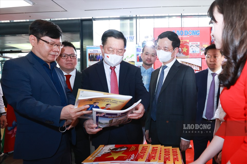 Lãnh đạo Đảng, Nhà nước và các đại biểu đã tham quan các gian trưng bày Báo Lao Động tại Hội báo toàn quốc 2022. Ảnh: Hải Nguyễn