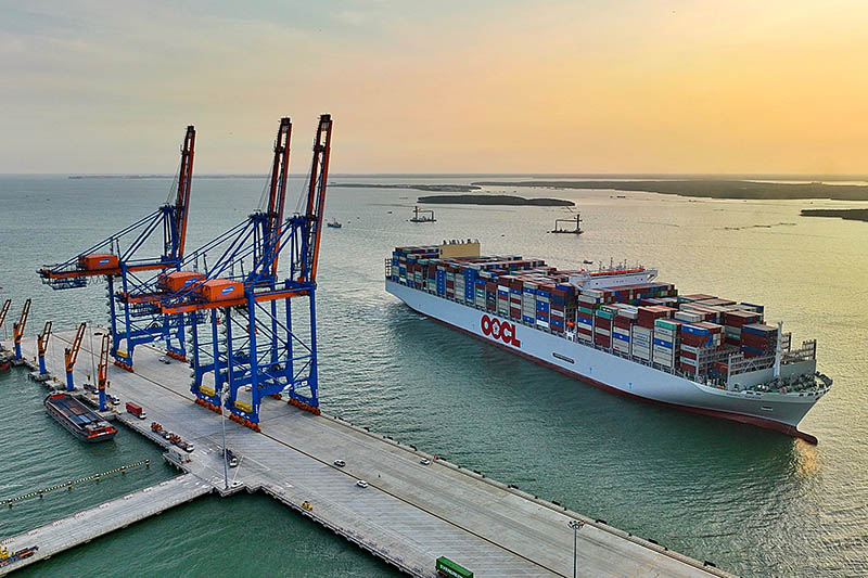 Một trong những siêu tàu container lớn nhất thế giới cập cảng tại khu vực Cái Mép - Thị Vải vào tháng 3.2023. Ảnh: Gemalink