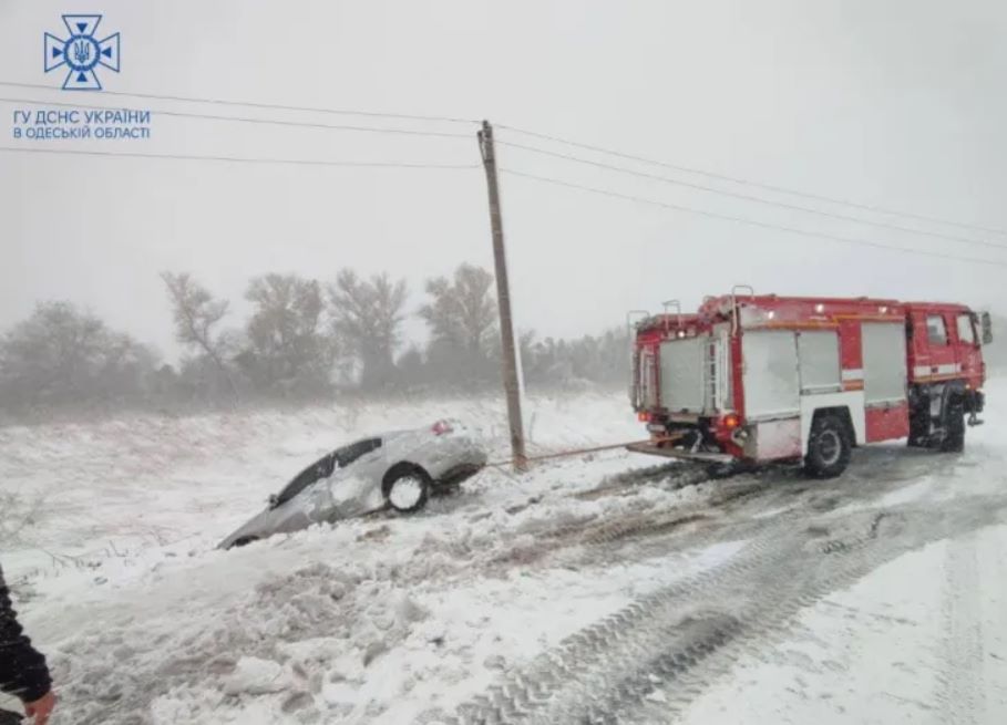 Cứu người bị mắc kẹt trong cơn bão ở Odesa, Ukraina. Ảnh: Cơ quan tình trạng khẩn cấp Ukraina