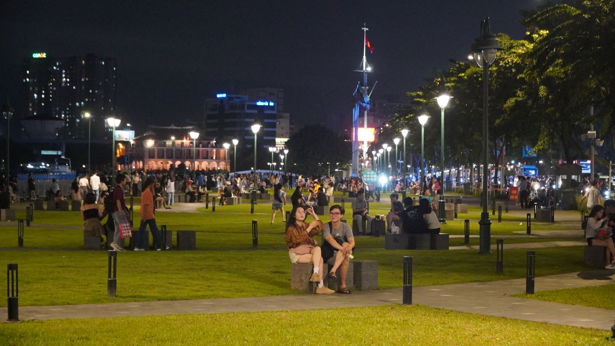 Công viên bến Bạch Đằng đang đón rất đông người dân đến vui chơi, đặc biệt vào những ngày cuối tuần hay dịp lễ. Ảnh: Nguyên Chân