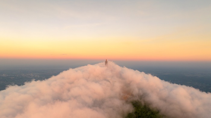 Đỉnh núi Bà Đen bồng bềnh trong mây. Ảnh: Nguyễn Minh Tú