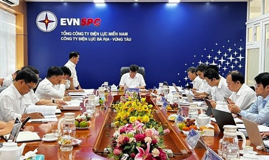 Đoàn công tác của EVNSPC làm việc tại Công ty Điện lực Bình Dương. Ảnh: EVNSPC cung cấp