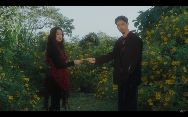Cử chỉ chạm tay của Đen Vâu và Hoàng Thùy Linh xuất hiện 3 lần trong MV. Ảnh: Chụp màn hình