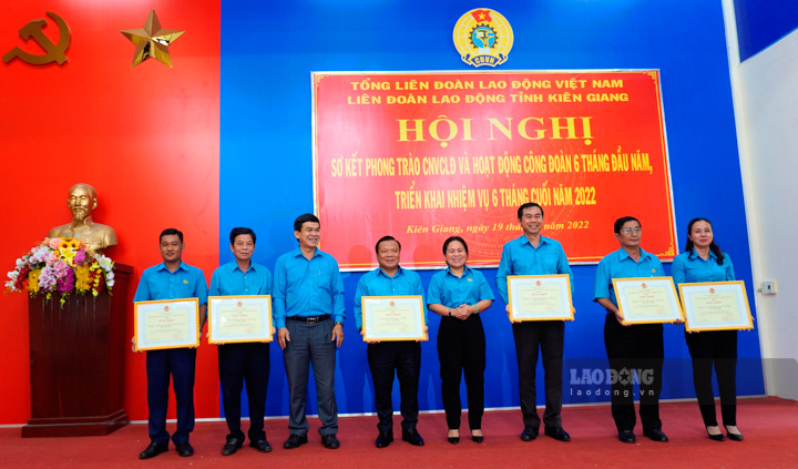 Chủ tịch LĐLĐ TP Phú Quốc Phan Xuân Trí (thứ 3 từ phải qua) nhận bằng khen của đơn vị có thành tích tốt trong phong trào CNVCLĐ và hoạt động công đoàn. Ảnh: Nguyên Anh