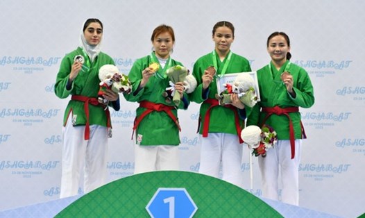 Võ sĩ Nguyễn Thị Bích Ngọc (thứ 2 từ trái qua) giành huy chương vàng tại giải kurash vô địch thế giới 2023. Ảnh: Ban tổ chức