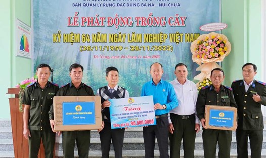 Liên đoàn Lao Động Đà Nẵng tặng gần 100 triệu đồng hỗ trợ người lao động tại Trạm quản lý bảo vệ rừng Phú Túc. Ảnh: Nguyên Thi