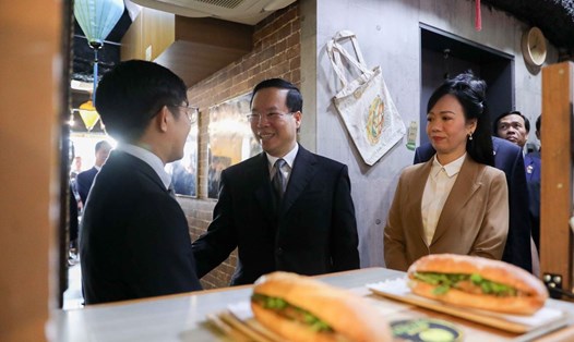 Chủ tịch nước Võ Văn Thưởng và Phu nhân thăm nhà hàng "Bánh mì Xin chào". Ảnh: Báo Quốc tế/Bộ Ngoại giao
