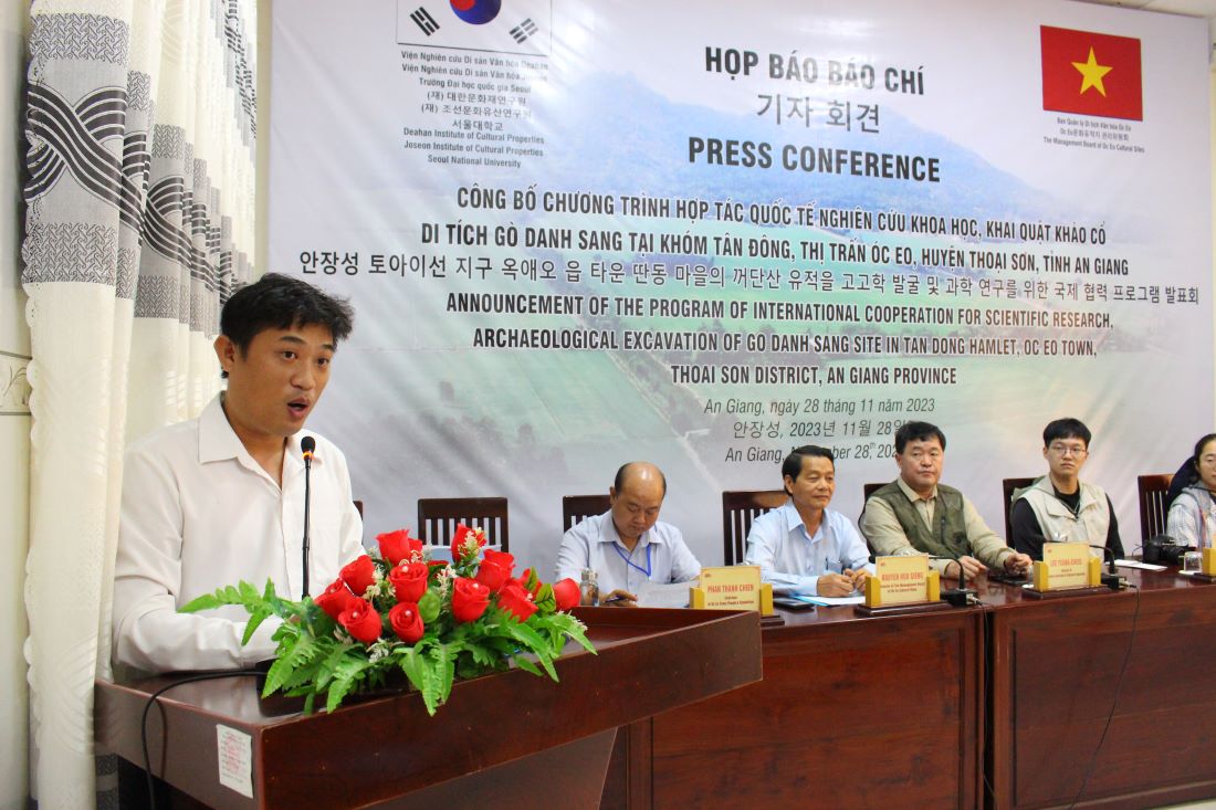Quang cảnh buổi họp báo về hợp tác nghiên cứu, khai quật khảo cổ học di tích Óc Eo. Ảnh: Lục Tùng
