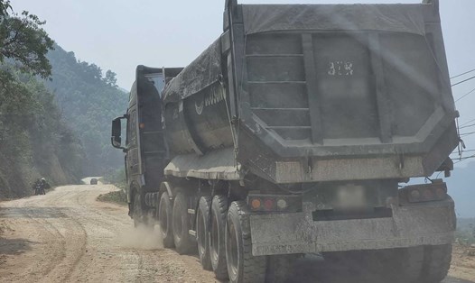 Xe tải chở quặng rầm rập chạy trên tỉnh lộ 532 đi qua huyện Quỳ Hợp (Nghệ An). Ảnh: Quang Đại