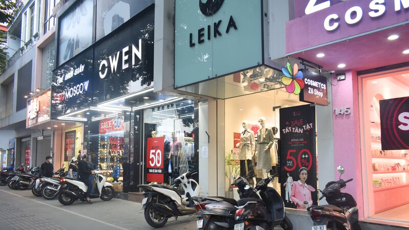 Nhiều cửa hàng tiếp tục treo biển khuyến mãi sau ngày Black Friday. Ảnh: Ngọc Minh.