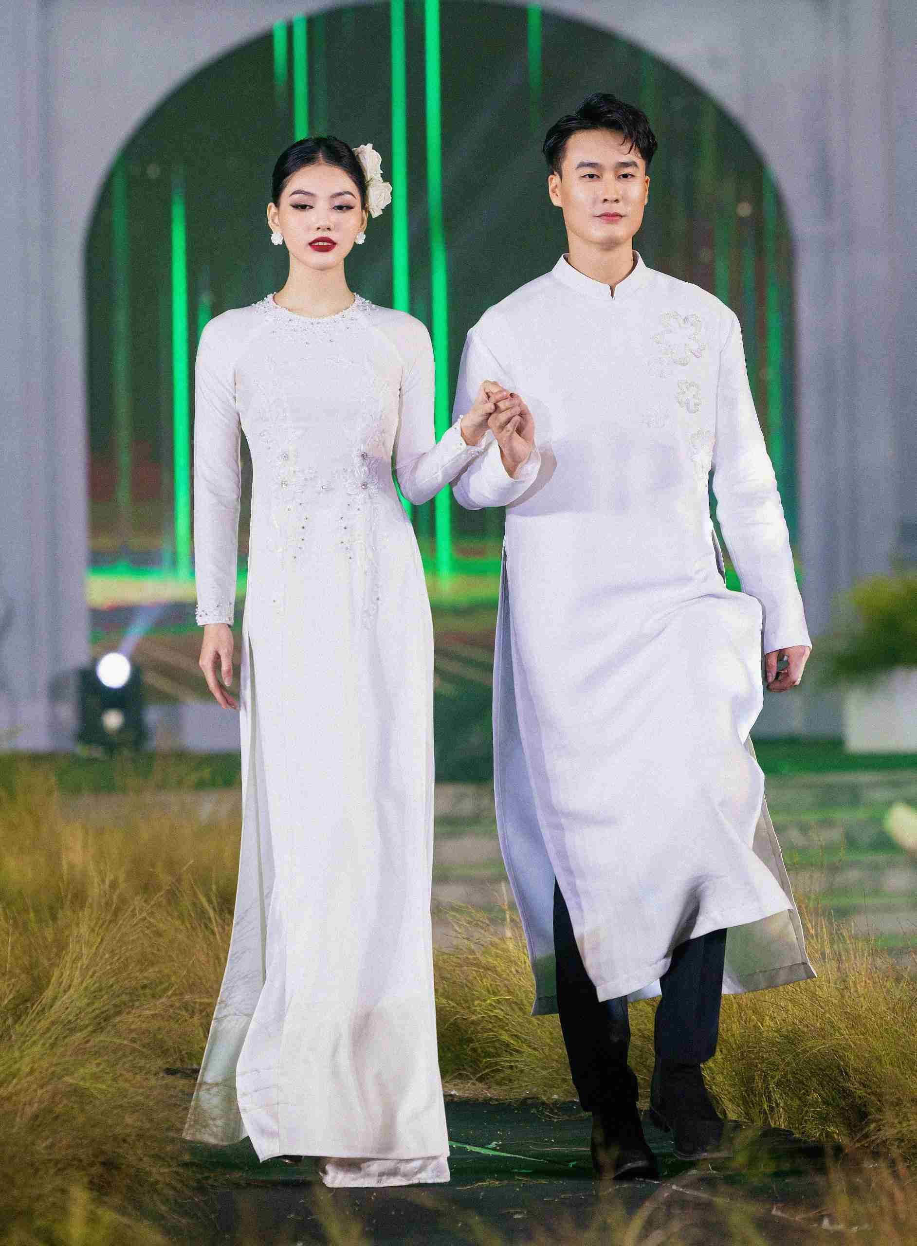 Đây là lần thứ ba nhà thiết kế (NTK) Dũng Nguyễn giới thiệu những thiết kế áo dài trong năm 2023, sau sự thành công của 2 BST Diễm Ngọc và Chốn kinh kỳ.