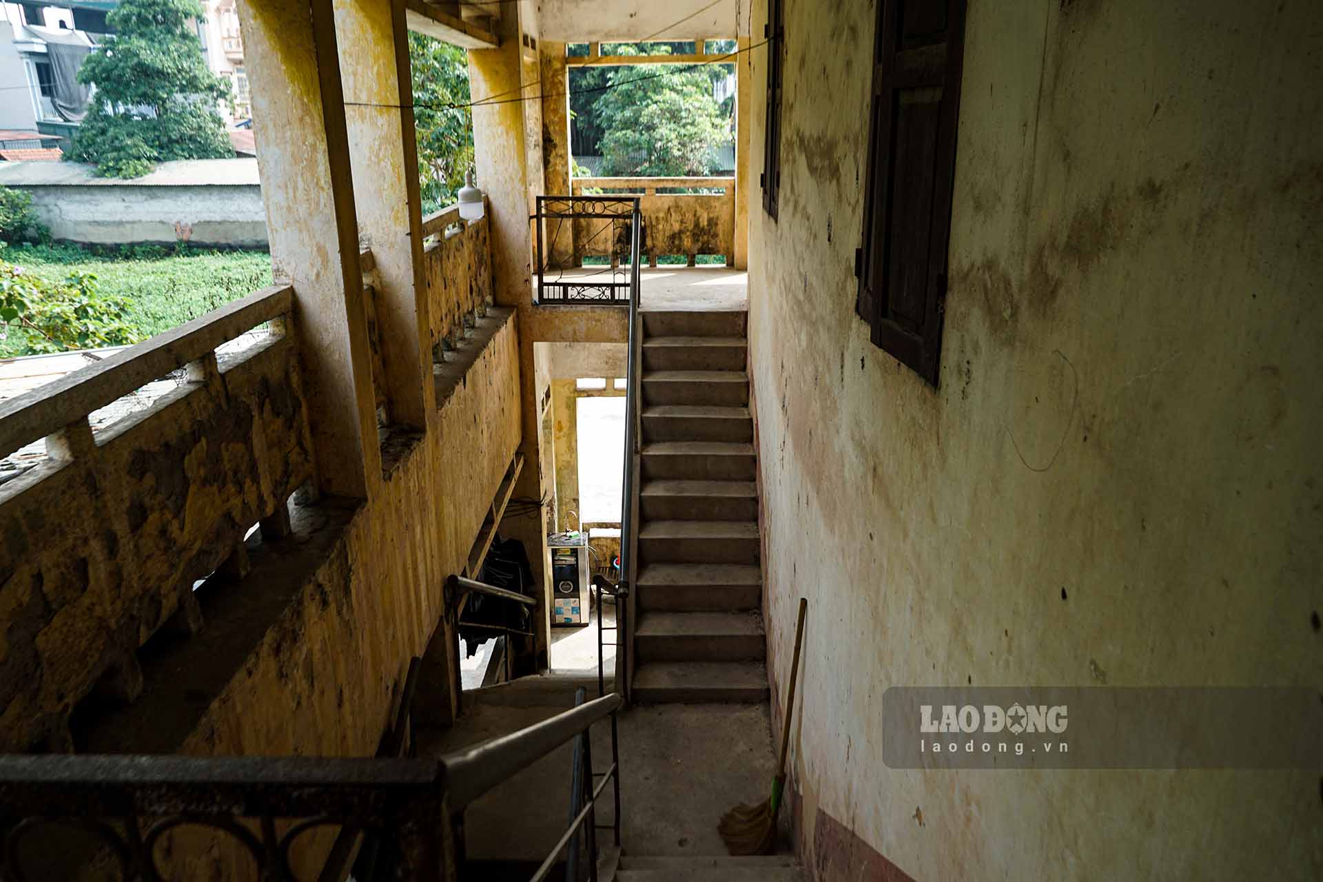 Theo ghi nhận của Lao Động, khu dịch vụ Hợp tác xã Nông nghiệp của xã Đồng Quang – nơi các hộ dân đang ở tạm trước đây từng là một cơ quan cũ của xã này và đã được xây dựng từ nhiều năm về trước.