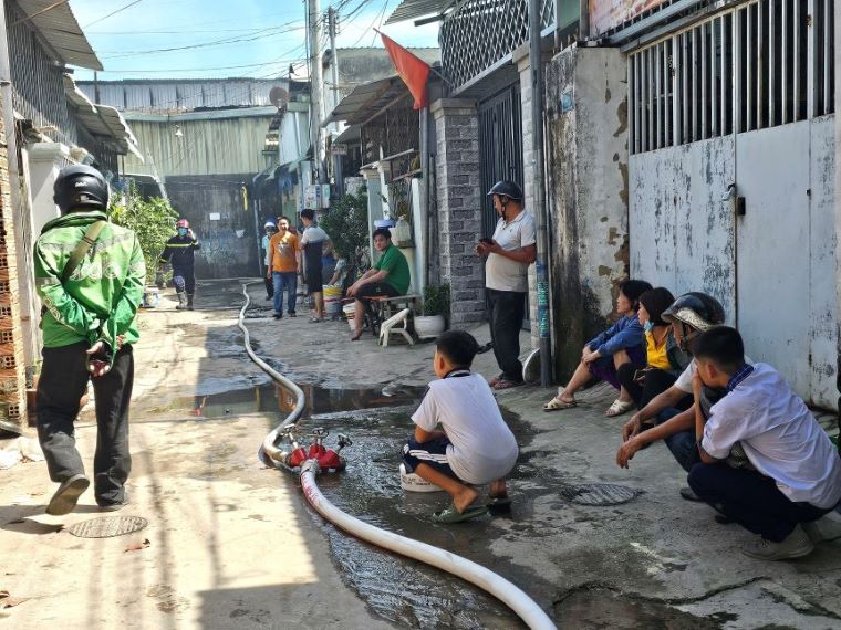 Các lực lượng cơ sở, dân phòng cũng được huy động, tổ chức triển khai kịp thời nhằm không để xảy ra cháy lan qua các hạng mục chung quanh.