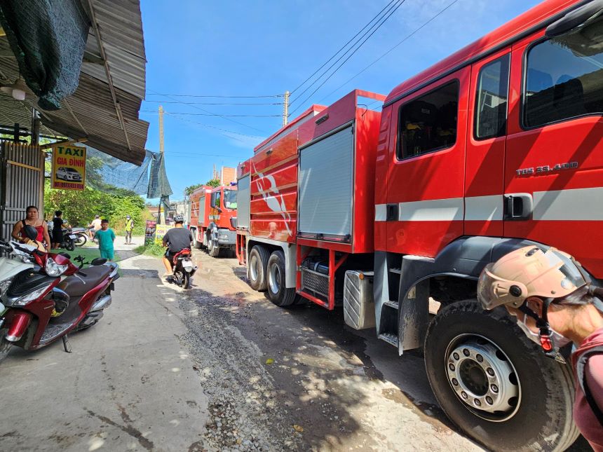 Thông tin ban đầu, vụ cháy xảy ra vào lúc 11h trưa cùng ngày 28.11, tại hoạt động sản xuất mút xốp tại khu phố Bình Phước B, phường Bình Chuẩn, thành phố Thuận An, tỉnh Bình Dương.